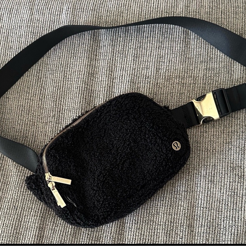 Lululemon Athletica Black Sherpa Belt Bag